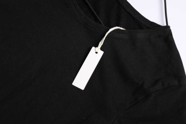 Beyaz arkaplanda etiketli tişört, üst görünüm