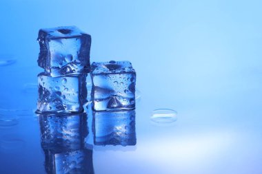 Açık mavi arkaplanda açık buz küpleri, metin için boşluk