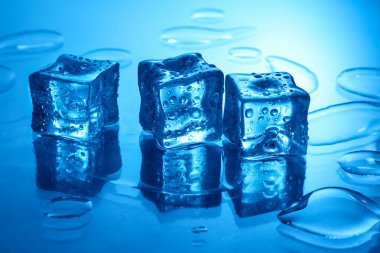 Açık mavi arkaplanda açık buz küpleri