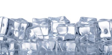 Beyaz arkaplanda berrak buz küpleri