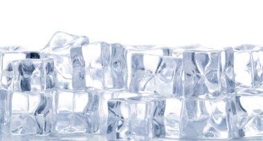 Beyaz arkaplanda berrak buz küpleri