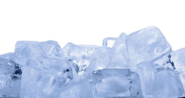 Beyaz arkaplanda berrak buz küpleri