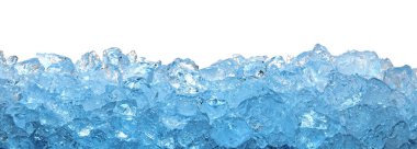 Beyaz arkaplanda berrak buz küpleri