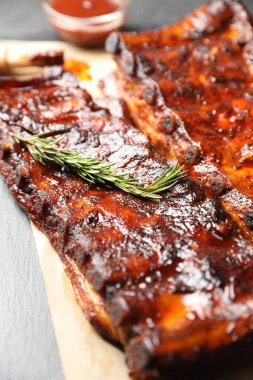 Siyah masada biberiyeli domuz pirzolası, yakın plan.