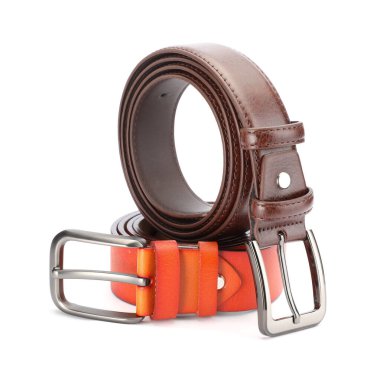 Beyaza izole edilmiş iki deri kemer.