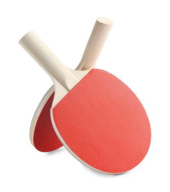 Beyaz üzerine izole edilmiş iki ping pong raketi.