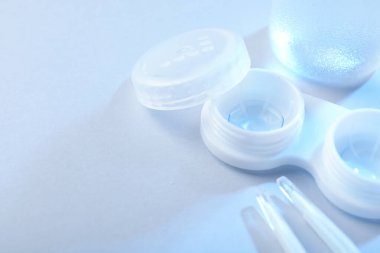 Beyaz arka planda kontak lensli çanta, yakın plan. Metin için boşluk