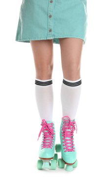 Beyaz arka planda patenli kadın, yakın plan.