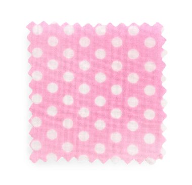 Puantiyeli pembe kumaş örneği beyaz, üst görünümde izole edilmiş.