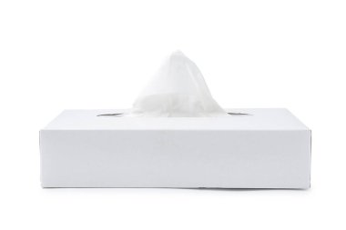 Beyaz mendillerle izole edilmiş kağıt mendillerle dolu kutu.