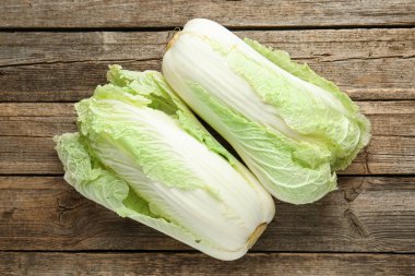 Tahta masada taze Çin lahanaları, üst manzara.