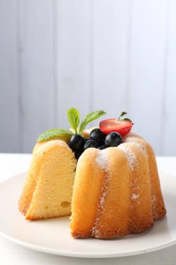 Pudra şekerli, böğürtlenli ve naneli kek, yakın plan.