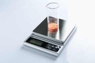 Beyaz arka planda numune şişesi olan laboratuvar ölçeği