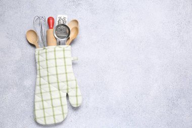 Farklı mutfak aletleri fırın eldivenlerinde, ışık masasında, üst tarafta. Metin için boşluk