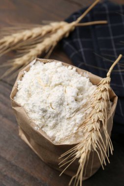 Tahta masada buğday unu ve çiviler, yakın plan.