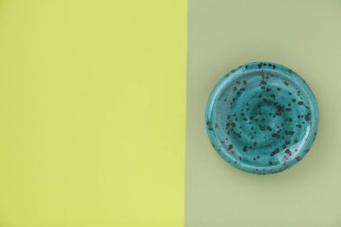 Renkli arka planda boş tabak, üst görünüm. Metin için boşluk