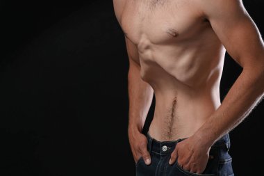 Siyah arka planda anoreksiden muzdarip bir adam, yakın plan. Metin için boşluk