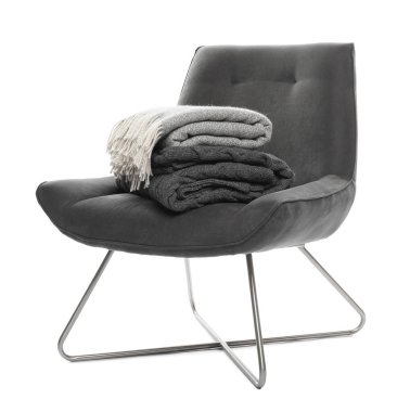 Beyaz üzerine izole edilmiş battaniyeleri olan rahat bir koltuk.