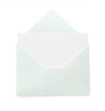 Boş davetiye kartı ve zarf beyaza izole edilmiş, üst manzara. Tasarım için boşluk