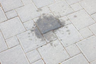 Açık havada motor yağı lekeleri, yakın plan.