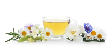 Cam bardakta Aromatik bitki çayı, çiçekler ve beyaza izole edilmiş biberiye.