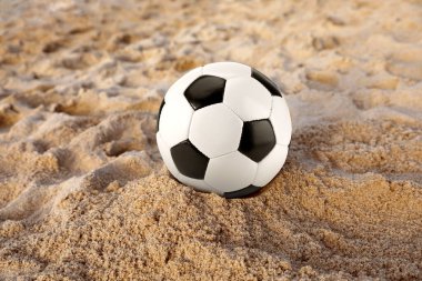 Plaj futbolu. Kumda futbol topu. Mevsimlik açık hava aktivitesi