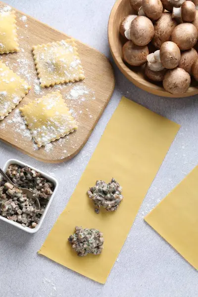 Işık masasında mantarlı ravioli yapmak.