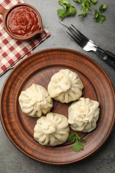 Gri masadaki sosla servis edilen lezzetli khinkali.