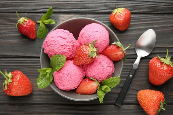 Çilekli şerbet ve ahşap masada servis edilen nane şekeri.