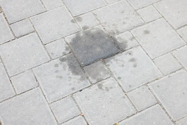 Açık havada motor yağı lekeleri, yakın plan.