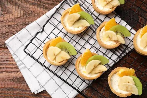 Tahta masada meyveli ve nane şekerli tart, üst manzara. Tatlı nefis.