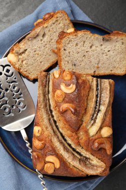 Siyah masada fındık sunuculu muzlu ekmek kes, üst görünüm