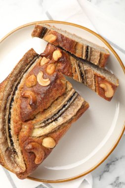 Beyaz mermer masada fındıklı muz ekmeği, üst manzara