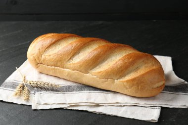 Ekmek ve çiviler siyah desenli masada, yakın plan.