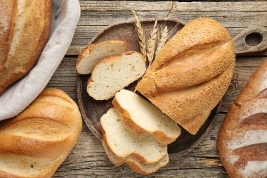 Ekmek somunu ve çivileri ahşap masaya, düz yatıyordu.