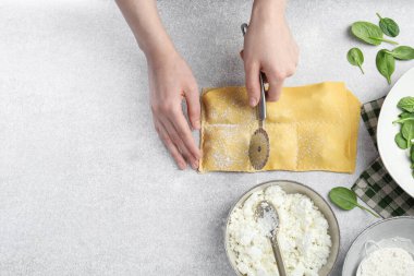 Işık masasında ravioli kesen bir kadın. Metin için boşluk