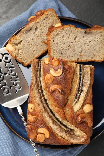 Siyah masada fındık sunuculu muzlu ekmek kes, üst görünüm