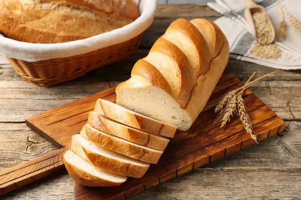 Ekmek somunu ve çivileri ahşap masada kes.