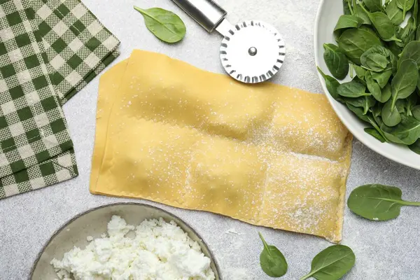 Pişmemiş ravioli, süzme peynir ve ıspanak.