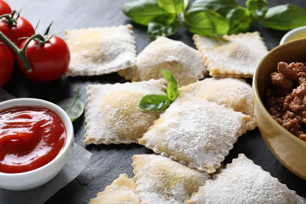 Pişmemiş ravioli, bolonez, sos, domates ve fesleğen.