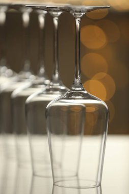 Ayna yüzeyindeki boş bardakları arka plandaki bulanıklığa karşı ters çevirdim. Yakın plan. Bokeh etkisi