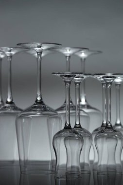 Ayna yüzeyindeki pek çok temiz cam, ışık arka planına karşı, yakın plan