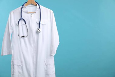 Mavi arka planda steteskoplu doktor ceketi. Metin için boşluk