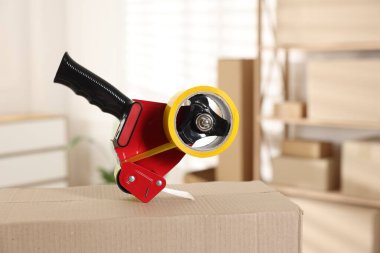 Kapalı alandaki karton kutuda yapıştırıcı bantlı şeker kutusu.