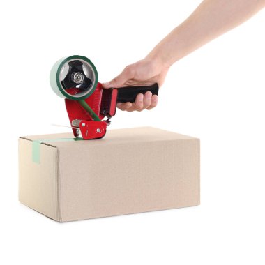 Beyaz arkaplanda karton kutuyu mühürlemek için yapıştırıcı bantlı şeker kutusu kullanan adam.