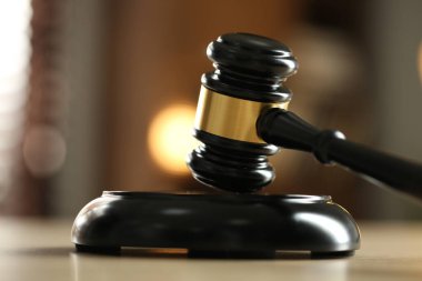 Hakimin tokmağı ahşap masada bulanık arka planda, yakın plan