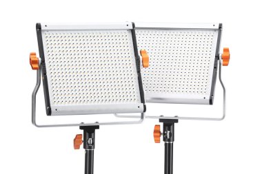 Profesyonel ışıklandırma ekipmanları beyaza izole edilmiş. Fotoğraf stüdyosu aracı