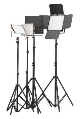 Beyaza izole edilmiş tripodlu profesyonel ışıklandırma ekipmanları.