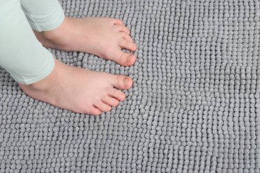 Evdeki yumuşak halıdaki kız, manzaranın üstünde. Metin için boşluk