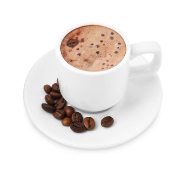 Beyaz fincanda, fasulyede ve çay tabağında Aromatik kahve.